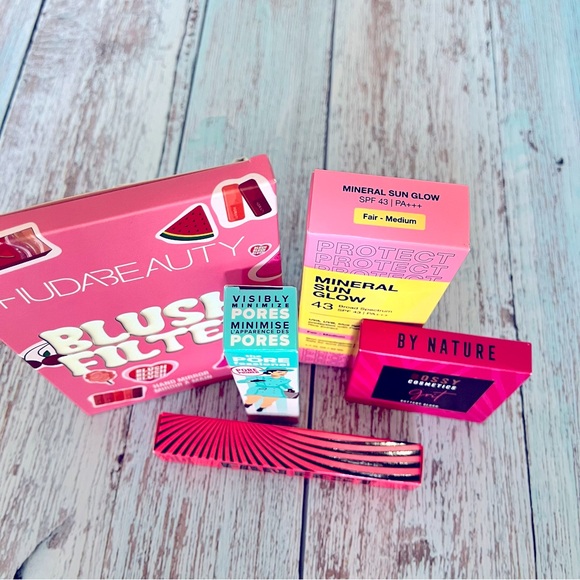 Huda Gift Set, Benefit Primer, Mascara, SPF, Bossy Blush Stocking Stuffers - Picture 7 of 8
